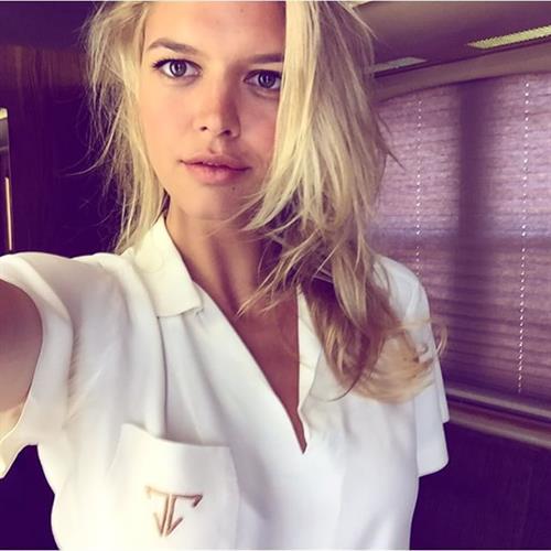 Kelly Rohrbach taking a selfie