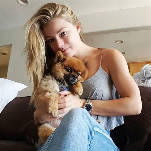 Nikki Leigh taking a selfie