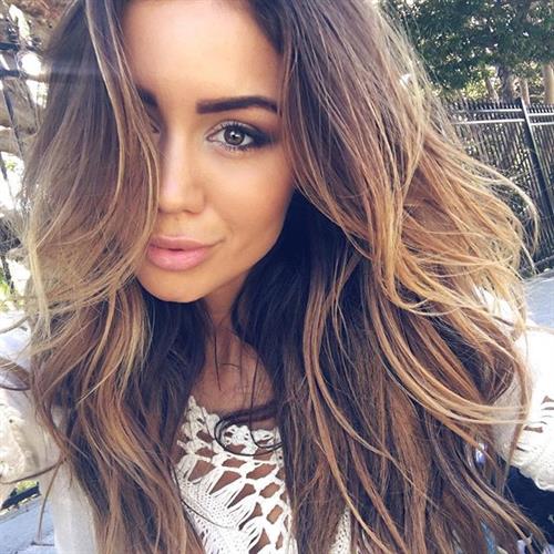 Pia Muehlenbeck taking a selfie