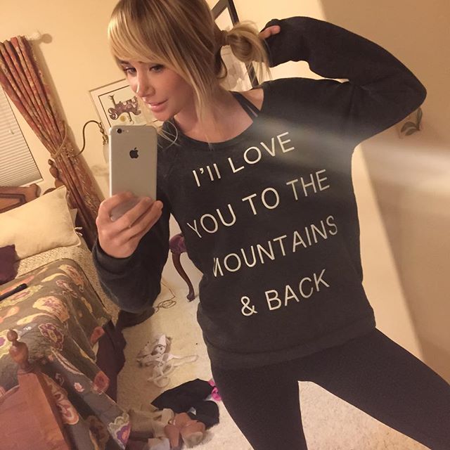 Sara Jean Underwood taking a selfie