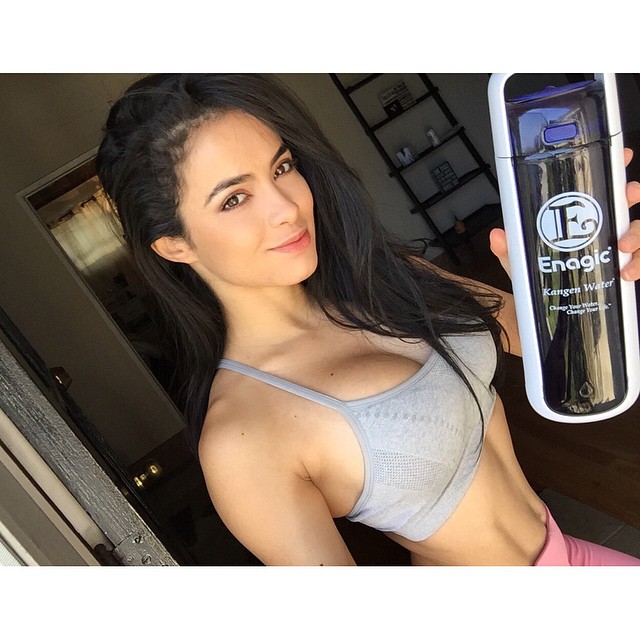 Franciele Medeiros taking a selfie