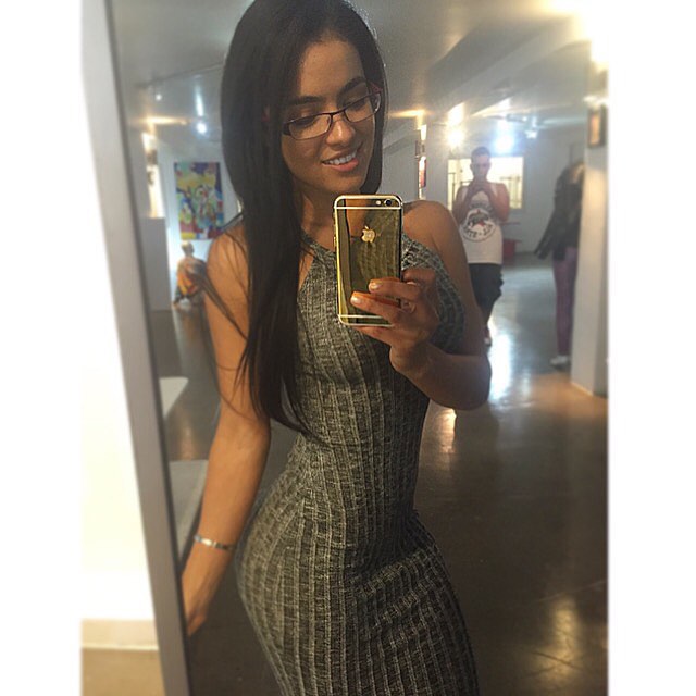 Franciele Medeiros taking a selfie