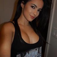 Franciele Medeiros taking a selfie