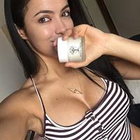 Franciele Medeiros taking a selfie