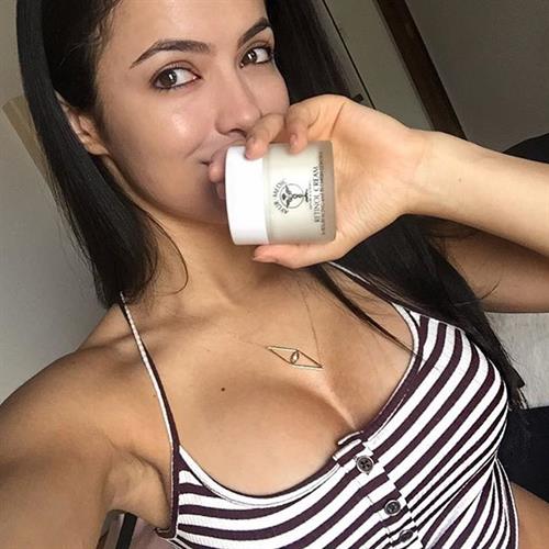 Franciele Medeiros taking a selfie