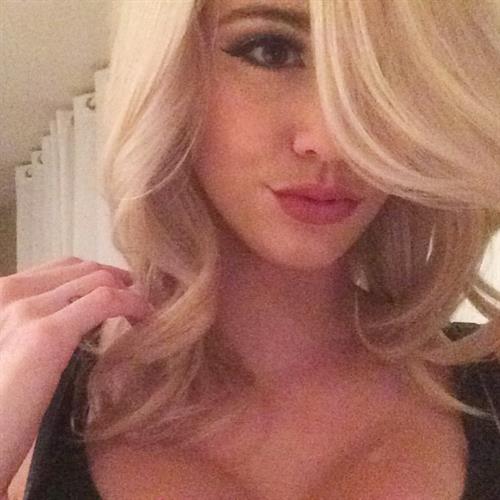 Caitlin Arnett taking a selfie