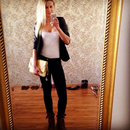 Adrienne Koleszár taking a selfie