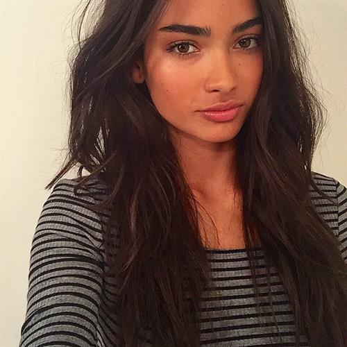 Kelly Gale taking a selfie