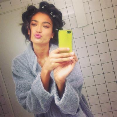 Kelly Gale taking a selfie