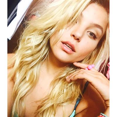 Rachel Hilbert taking a selfie