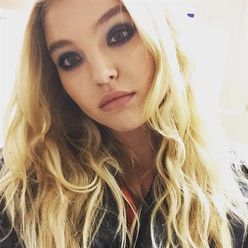 Rachel Hilbert taking a selfie