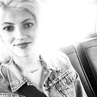 Devon Windsor taking a selfie