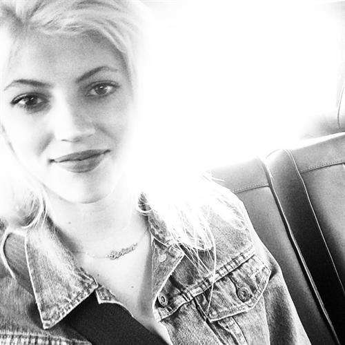 Devon Windsor taking a selfie