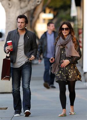 Kate Beckinsale and Len Wiseman share a moment after a manicure and holiday shopping. December 27th, 2012 