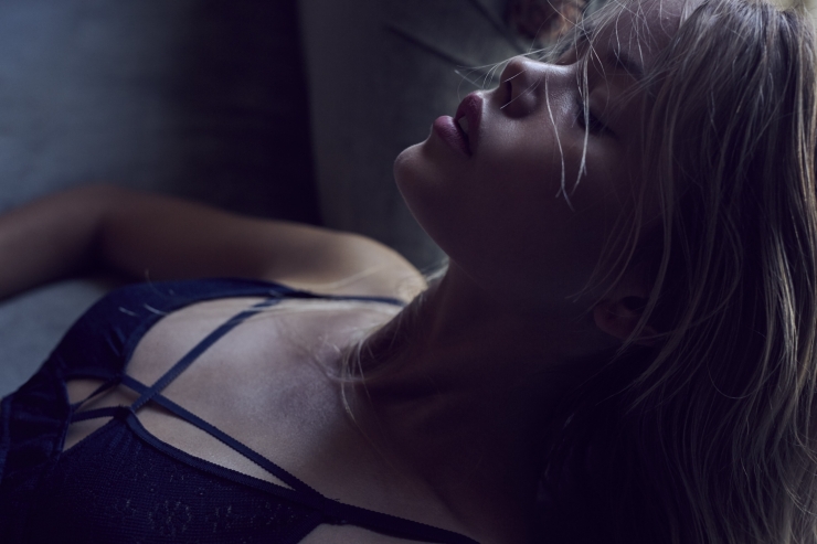 Frida Aasen in lingerie