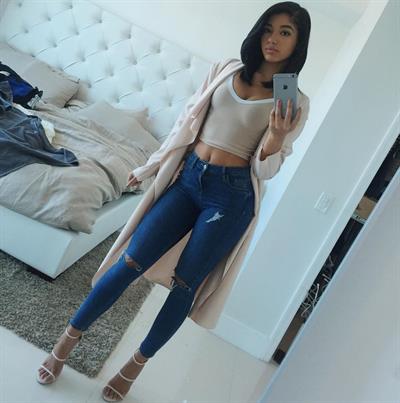 Yovanna Ventura taking a selfie