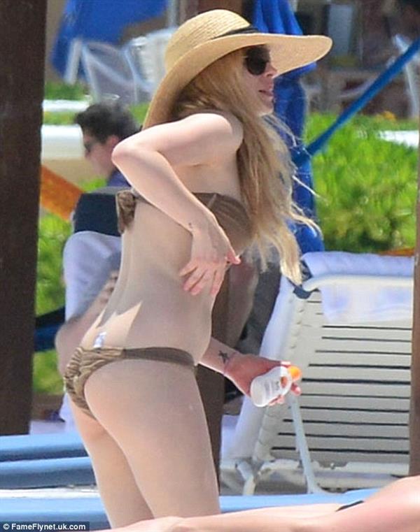 Avril Lavigne in a bikini - ass