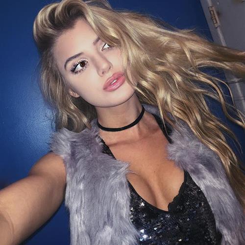 Alissa Violet taking a selfie