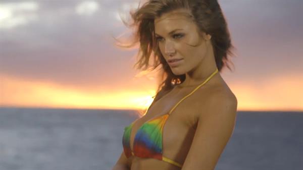 Samantha Hoopes in body paint