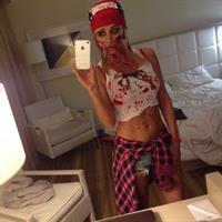 Sara Jean Underwood taking a selfie