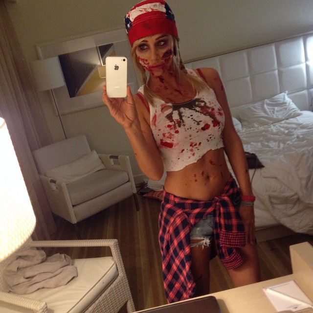 Sara Jean Underwood taking a selfie