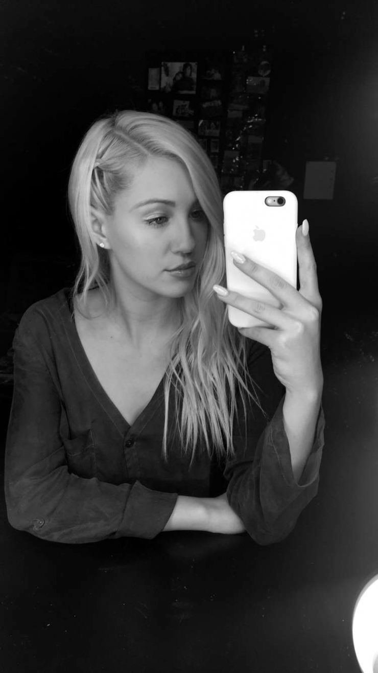 Ava Sambora taking a selfie