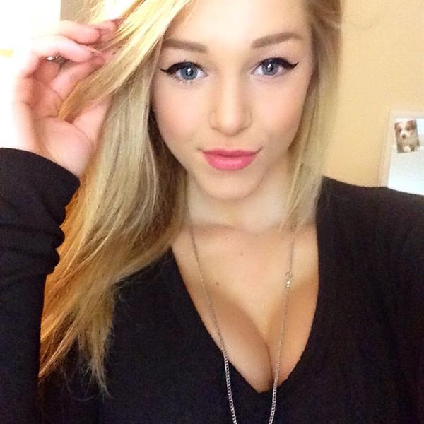 Courtney Tailor taking a selfie