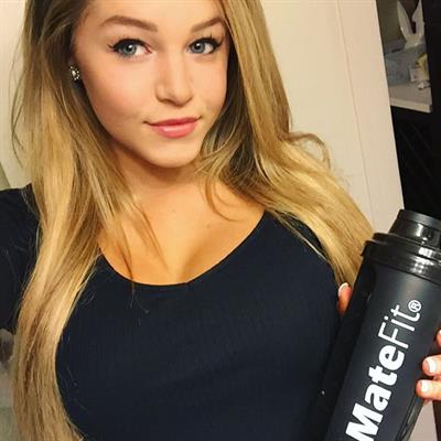 Courtney Tailor taking a selfie