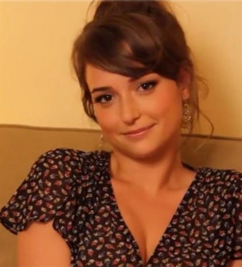Milana Vayntrub