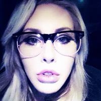 Chloe Rose Lattanzi taking a selfie