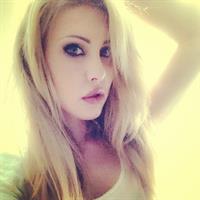 Chloe Rose Lattanzi taking a selfie