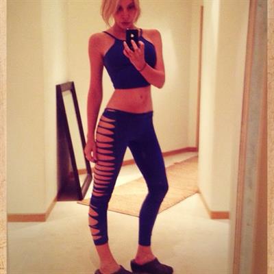 Chloe Rose Lattanzi taking a selfie