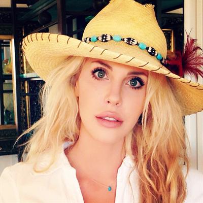 Chloe Rose Lattanzi taking a selfie