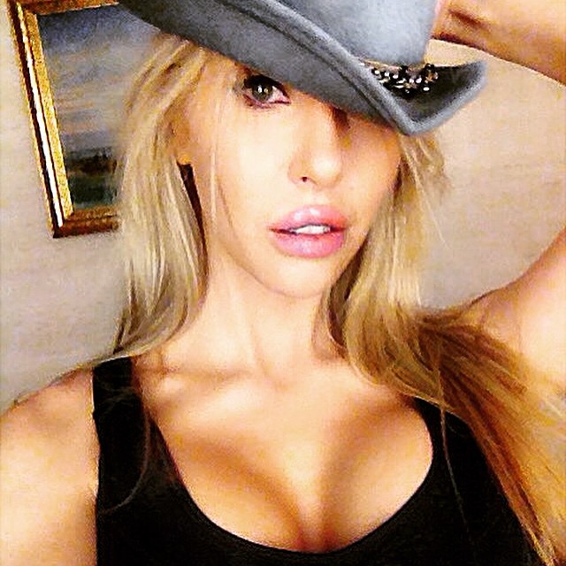 Chloe Rose Lattanzi taking a selfie