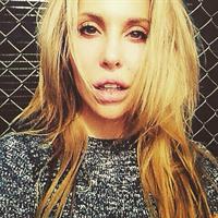 Chloe Rose Lattanzi taking a selfie