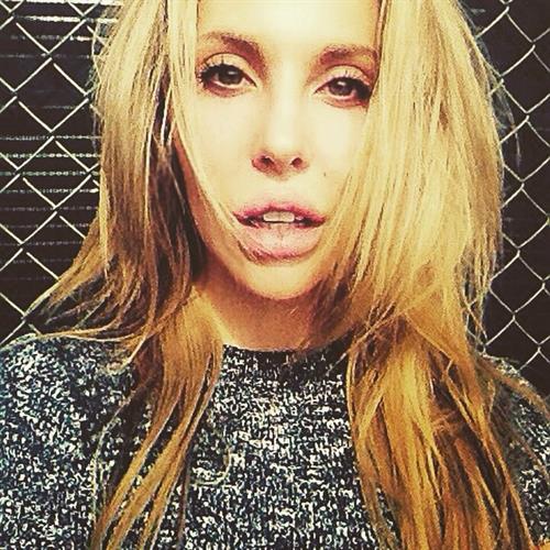 Chloe Rose Lattanzi taking a selfie