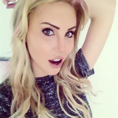 Chloe Rose Lattanzi taking a selfie