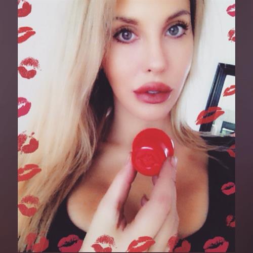 Chloe Rose Lattanzi taking a selfie