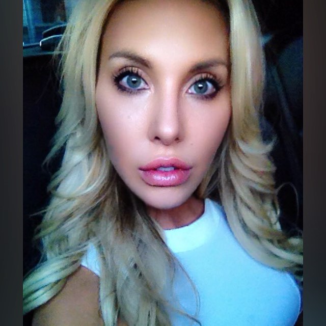 Chloe Rose Lattanzi taking a selfie