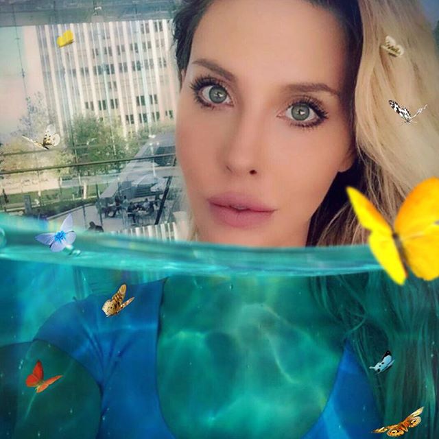 Chloe Rose Lattanzi taking a selfie