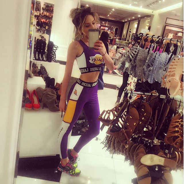 Chloe Rose Lattanzi taking a selfie