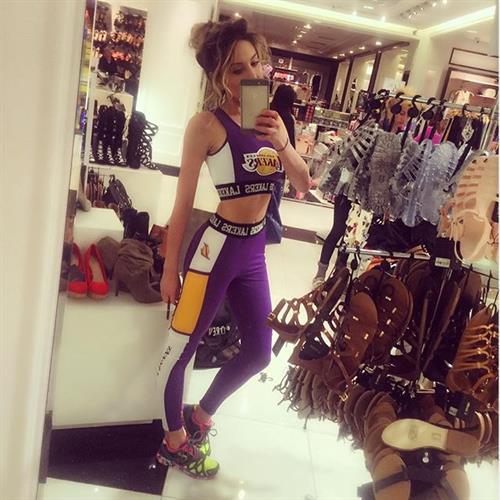 Chloe Rose Lattanzi taking a selfie