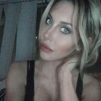 Chloe Rose Lattanzi taking a selfie