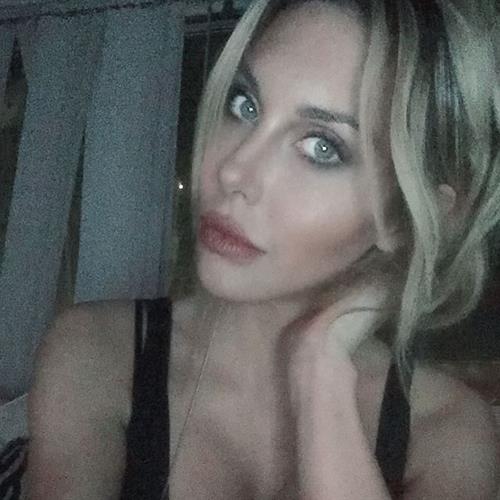 Chloe Rose Lattanzi taking a selfie