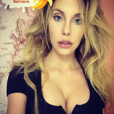 Chloe Rose Lattanzi taking a selfie