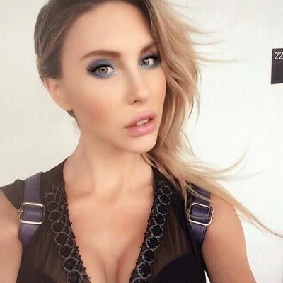 Chloe Rose Lattanzi taking a selfie