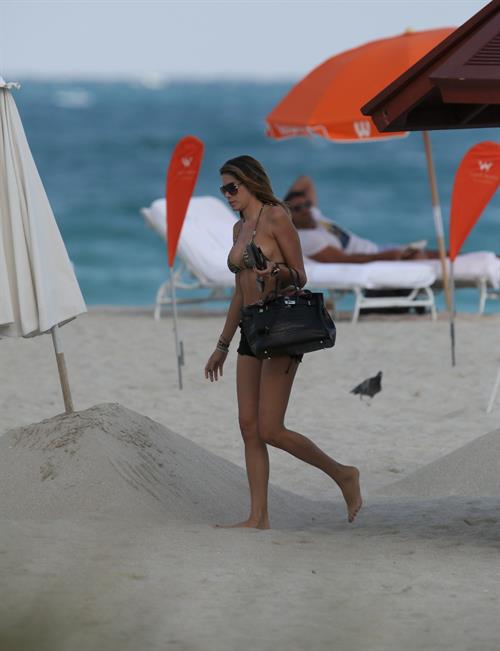 Aída Yéspica in a bikini