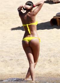 Aída Yéspica in a bikini - ass