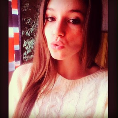 Carolina Neto taking a selfie