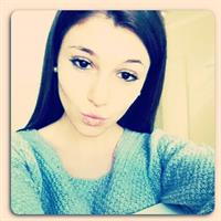 Carolina Neto taking a selfie